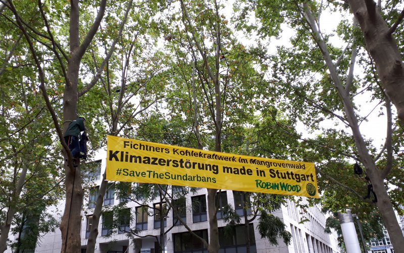 ROBIN WOOD-Banner im Stuttgarter Stadtgarten bei der Klimastreik-Demo, 25.9.20 (Foto: Florian Beißwenger)