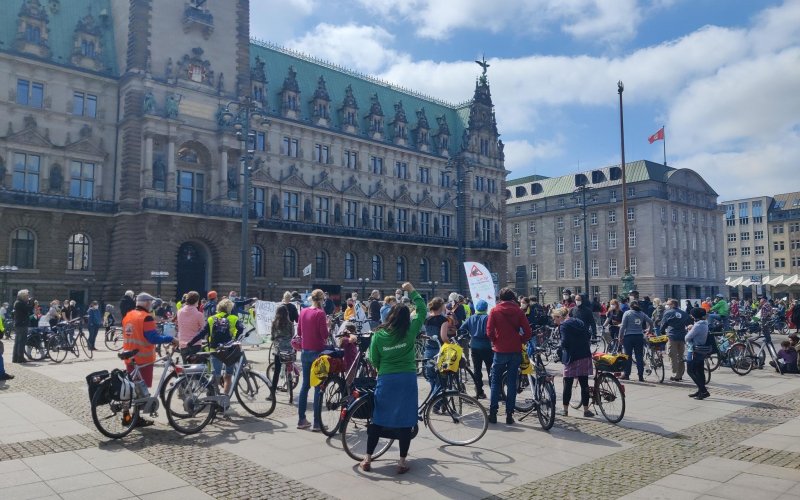 Kundgebung auf dem Hamburger Rathausmarkt (Foto: ROBIN WOOD)