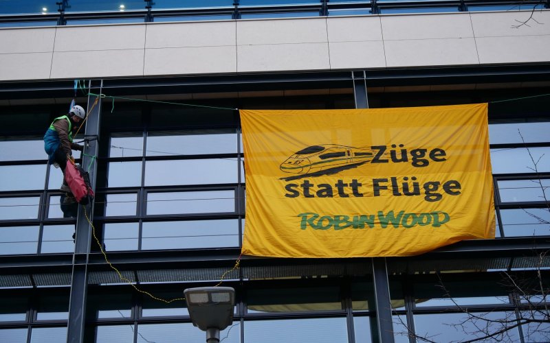 Gelbes Banner in groß an der Fassade des Willy-Brandt-Hauses