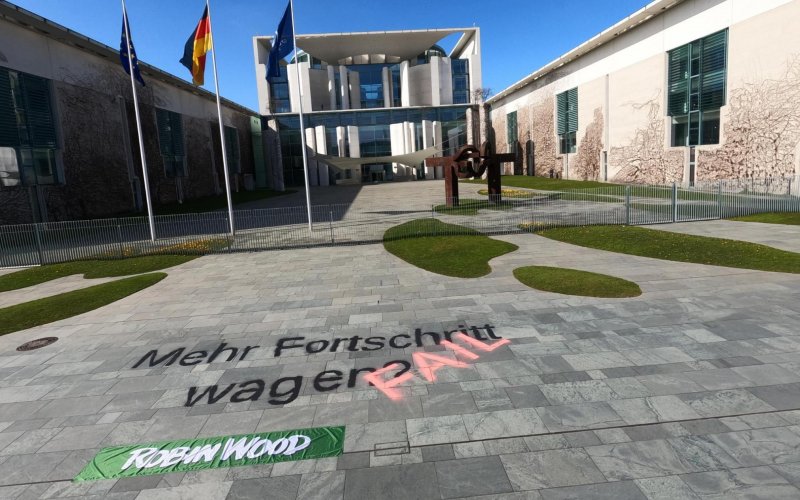 Bundeskanzleramt, gesprühter Slogan auf dem Boden: "Mehr Fortschritt wagen? Fail!“