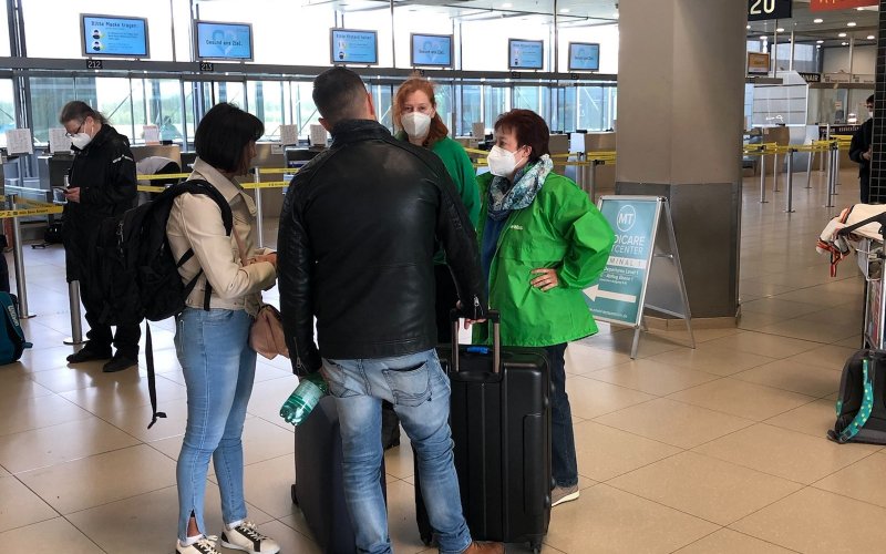 ROBIN WOOD-Aktive im Gespräch mit Flugreisenden