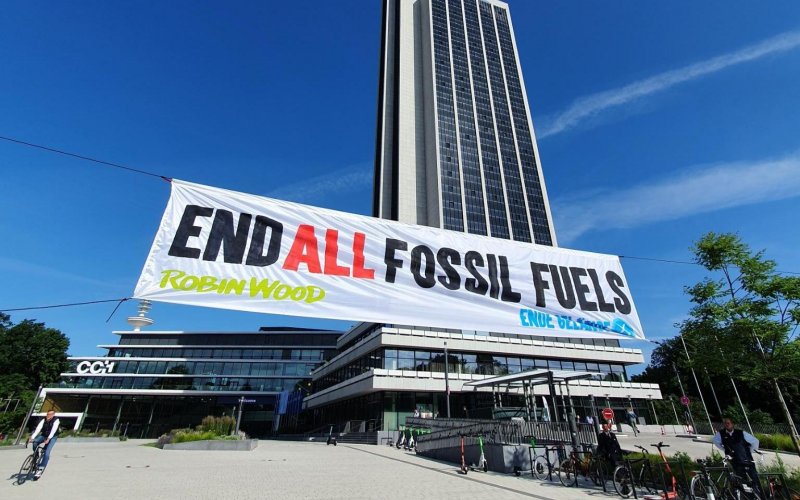 Banner mit der Aufschrift "End All Fossil Fuels" hängt vor dem CCH in Hamburg