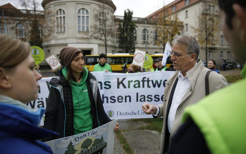 Staatssekretär Stefan Wenzel im Gespräch mit Umweltschützer*innen