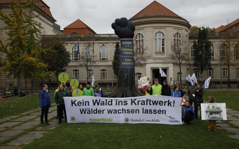 Umweltaktivist*innen, aufblasbarer Baum und Protestbanner vor dem Bundeswirtschaftsministerium