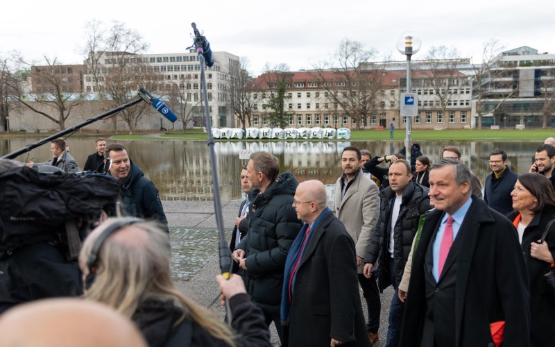 FDP-Parteichef u.a. vor TV-Kamera 