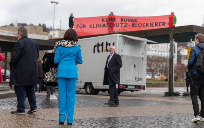 Bannerprotest vor der Stuttgarter Oper zum dortigen FDP-Treffen