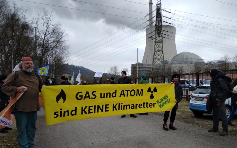 Anti-Atom-Banner vor Atomkraftwerk Isar-2