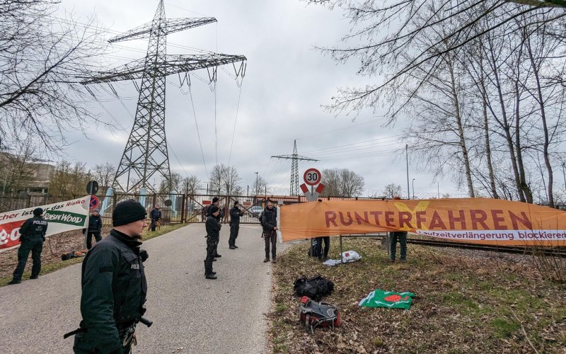 Anti-Atombanner "Runterfahren" vor AKW Isar-2