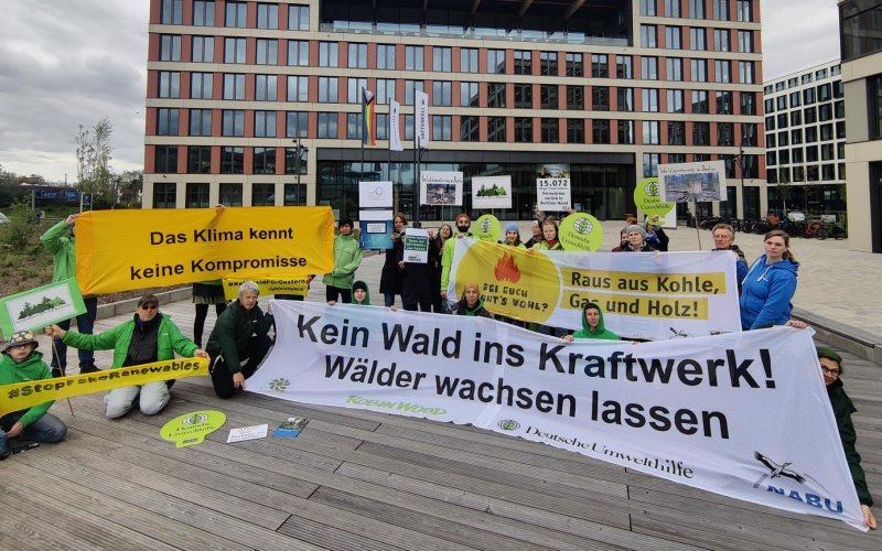 Menschen mit Bannern vor Vattenfall-Gebäude