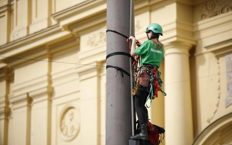 Aktivistin klettert auf einen Mast