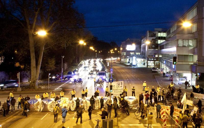 Feinstaubalarm! Fahrverbote selber machen - Aufblasbare Straßenbarrikade am Neckartor in Stuttgart, 21.11.16 