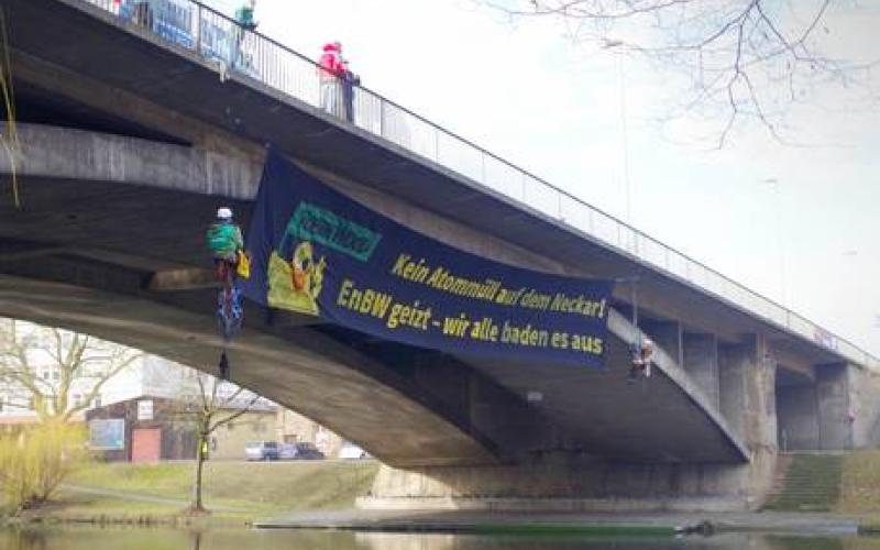 Kletter-AktivistInnen von ROBIN WOOD demonstrieren in Heilbronn gegen geplante CASTOR-Transporte, 11. Februar 2017 (Foto: ROBIN WOOD)